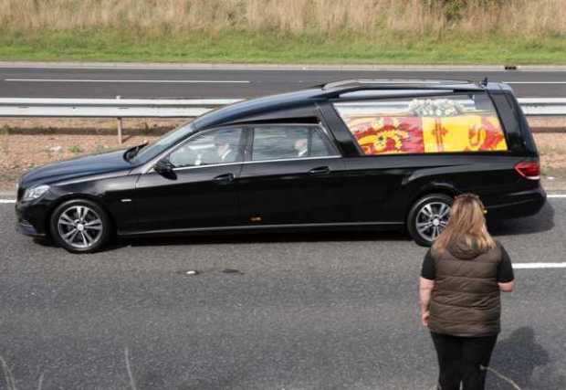 Vista del coche fúnebre que lleva el ataúd de la reina Isabel II en su camino hacia Edimburgo, a su paso por la localidad escoce