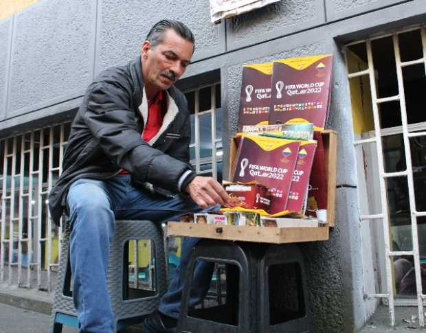 Rubén Duque lleva 30 años vendiendo el álbum panini. Además, también comercia las láminas y los sobres.