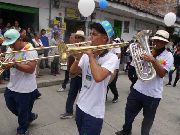 Tres bandas estudiantiles hicieron vibrar al público por primera vez