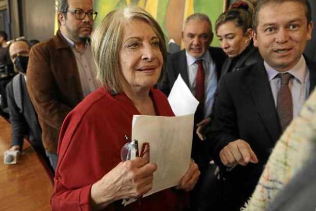 La ministra de Agricultura, Cecilia López Montaño, sostiene uno de los títulos de terrenos que serán entregados a familias campe