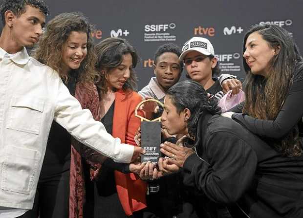 La realizadora colombiana Laura Mora (derecha), junto al equipo "Los reyes del mundo" con La Concha de Oro a la mejor película. 