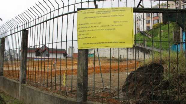 Este es el aviso de licencia de trámite, ubicado en una de las salidas del terreno de la antigua terminal de transporte.