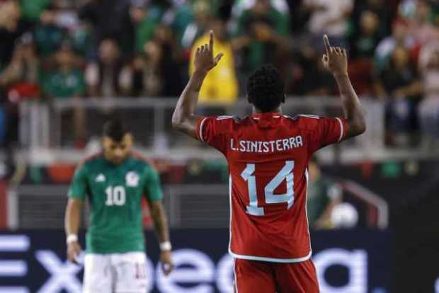 Luis Sinisterra, del Leed United de Inglaterra, celebra su primer gol durante el partido amistoso que enfrentó anoche a las sele