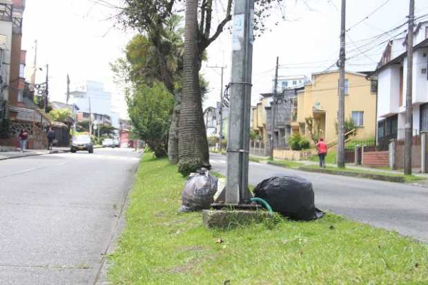 El martes pasado así se encontraba la Avenida José Restrepo. El día anterior había pasado el carro de la basura.