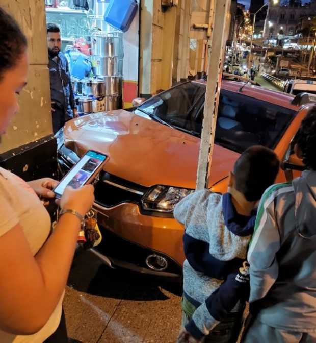 Carro chocó contra local en la carrera 19 con calle 22