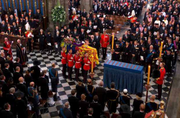 Captura de video de una vista general del funeral de Isabel II en la abadía de Westminster, en Londres, a la que asisten los rey