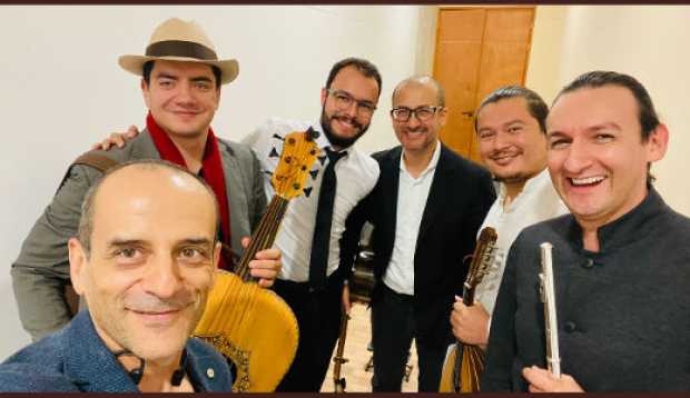 Integrantes del quinteto Ensamble Cruzao con el director de la Orquesta Sinfónica de Caldas, Leonardo Marulanda 