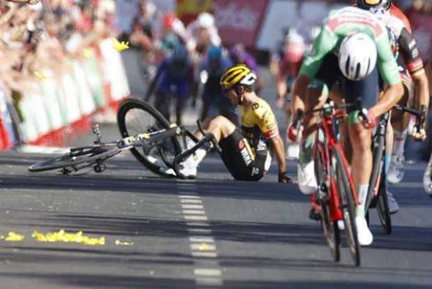 Roglic se cae y recorta 8 segundos a Evenepoel en la Vuelta a España
