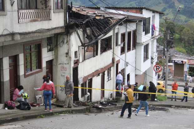 Las familias de la calle 40 esperaban ayer autorización para ingresar a sus viviendas.