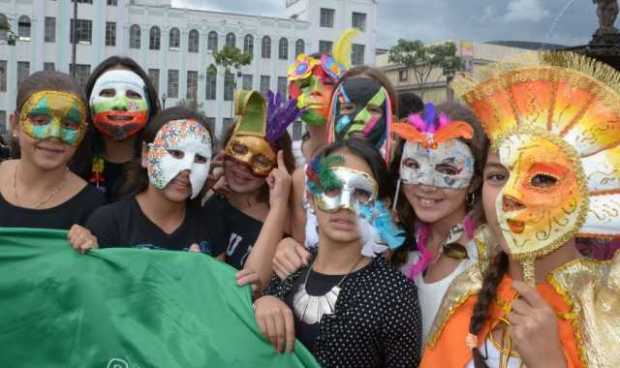 niños con máscaras artísticas 