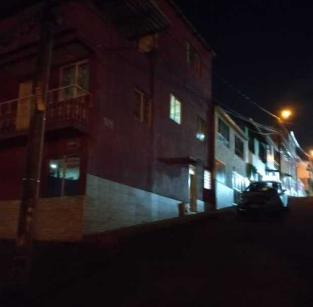 La calle 52A con carrera 8C, en el barrio El Porvenir, lleva unos cuatro meses a oscuras.