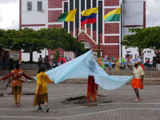 Festival de Teatro Universitario en Palestina obra de teatro de circo en el Parque de Palestina