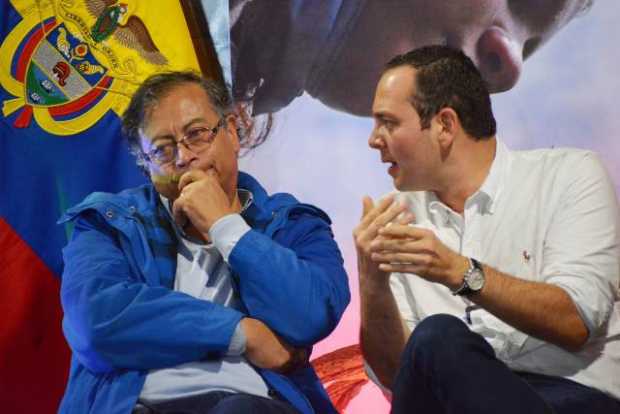 En el diálogo regional del sábado en Manizales, al presidente Gustavo Petro se le vio ausente cuando le hablaba el alcalde, Carl