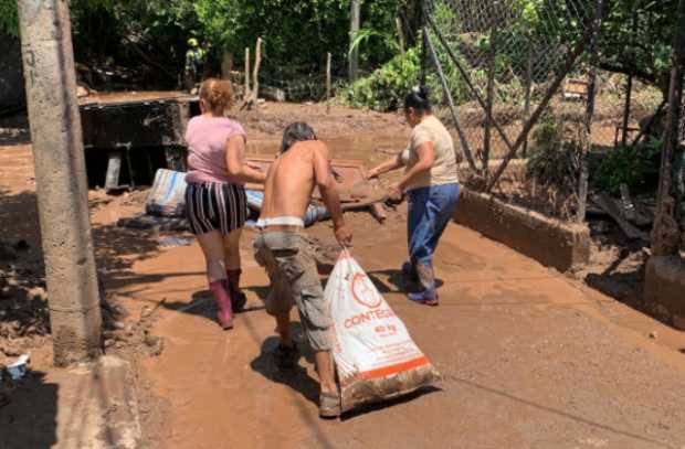 Habitantes de Supía limpian sus calles y casas, y claman por ayudas tras lluvias del sábado