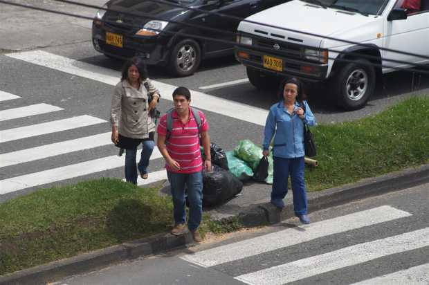 Obstáculo en paso peatonal calle 53 con Avenida Paralela