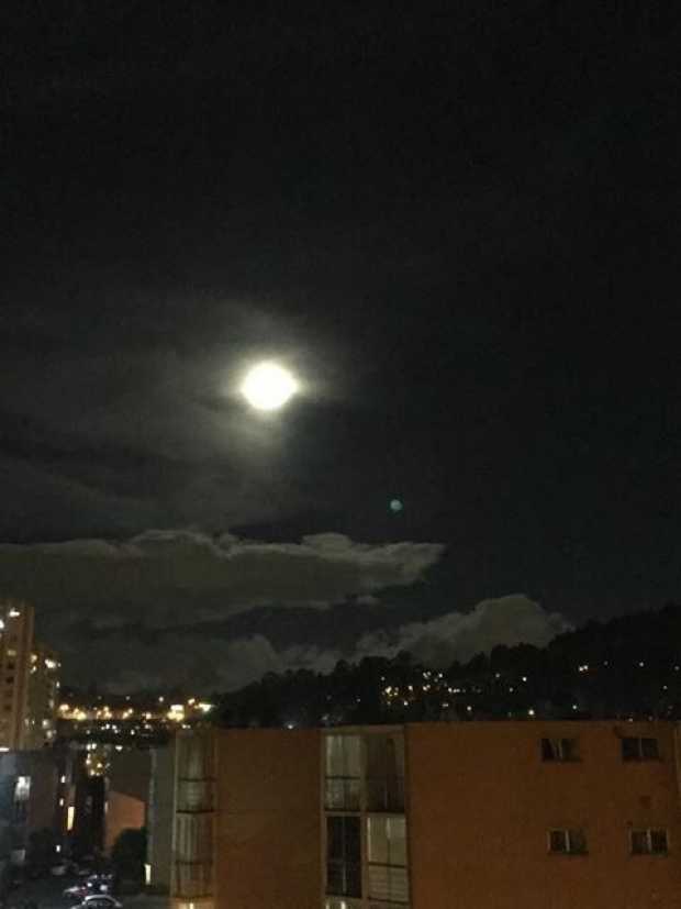 Luna hermosa sobre Manizales