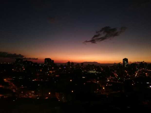 Cae la noche en Manizales 