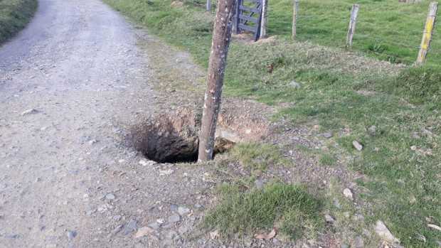 Hueco peligroso en la vía Marulanda-San Félix