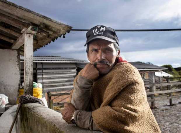 Jorge Ramírez recolecta papa desde hace muchos años en la finca La Favorita