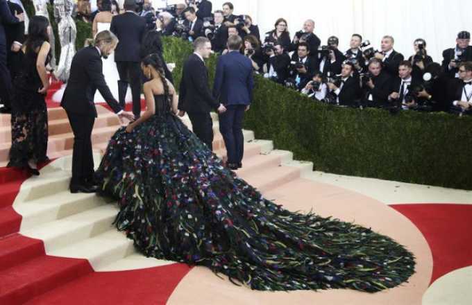 La actriz latina Zoe Saldaña, y su esposo, el italiano Marco Perego, a su llegada a la gala. 