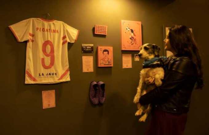 Juliana Jaramillo Salazar visitó la exposición Balones Rotos acompañada de su mascota