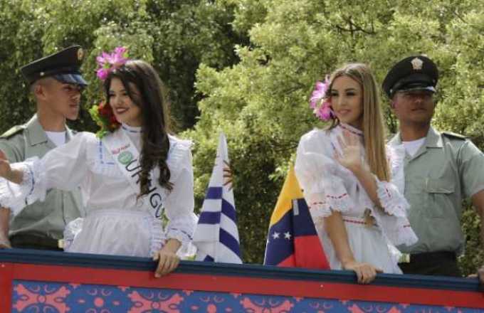 Desfile de bienvenida de las 22 candidatas al Reinado Internacional del Café edición 49