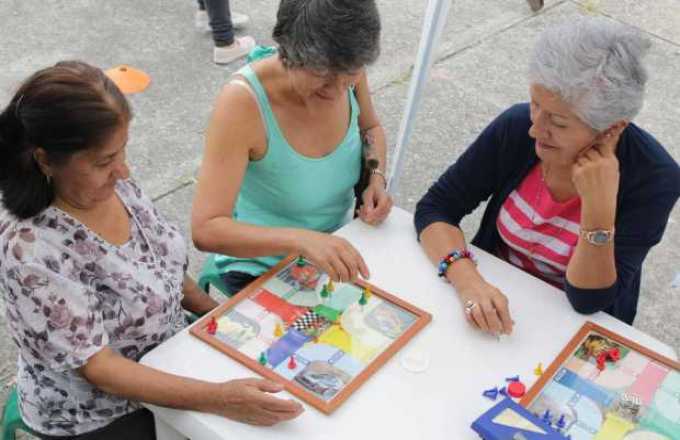 El parqués es para todas las edades. Son importantes la concentración y atención.