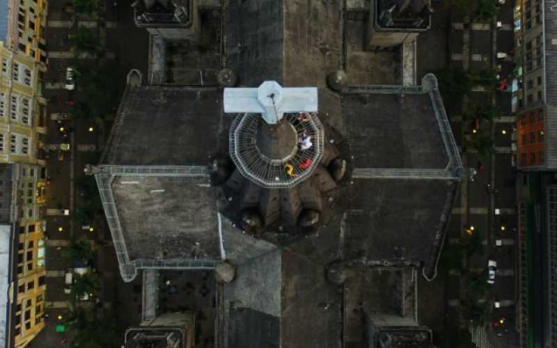 Desde el aire se puede apreciar la majestuosidad de la Catedral Basílica Nuestra Señora del Rosario. El templo fue construido en madera, material que debió cambiarse por cemento a raíz de los incendios que en 1926 lo consumieron, así como gran parte del comercio del Centro de Manizales. Hoy el recinto, así como las demás iglesias de la ciudad, lucirá sus mejores galas para recibir a los fieles católicos en esta semana de reflexión