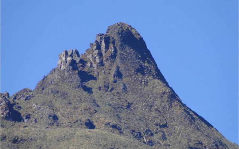 Cerro Bravo es un volcán compuesto por varias capas de lava endurecida