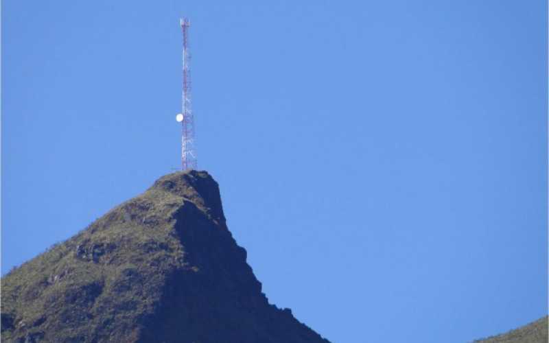 En lo alto de de sus picos han sido instaladas varias antenas de comunicaciones.