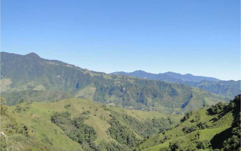 En medio de estas montañas de Marulanda y Manzanares nace el río Guarinó