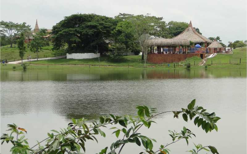 Lago y estación de los hipopótamos