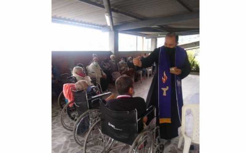 El rector del santuario basílica menor San Antonio, de Manzanares, el presbítero Martin Ortega, en la fundación Juan Pablo II. 