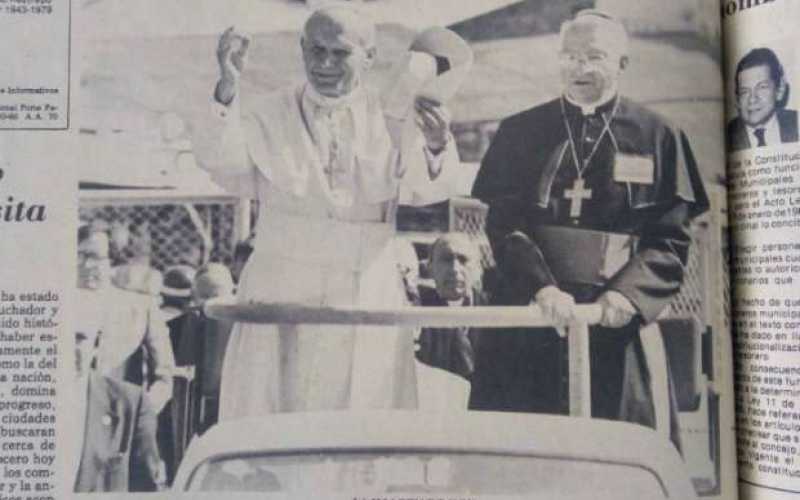 El papa por las calles de Chinchiná al lado de Jesús Pimiento Rodríguez, en ese entonces monseñor