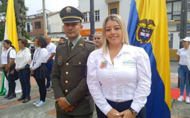 Foto | Leonidas Guerrero | LA PATRIA El teniente Víctor Giraldo y la alcaldesa encargada de Riosucio, Evelin Ladino. 