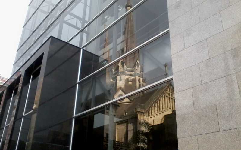 Foto | Liliana Aguirre | LA PATRIA | Reflejo de la Catedral en el Palacio de Justicia. 