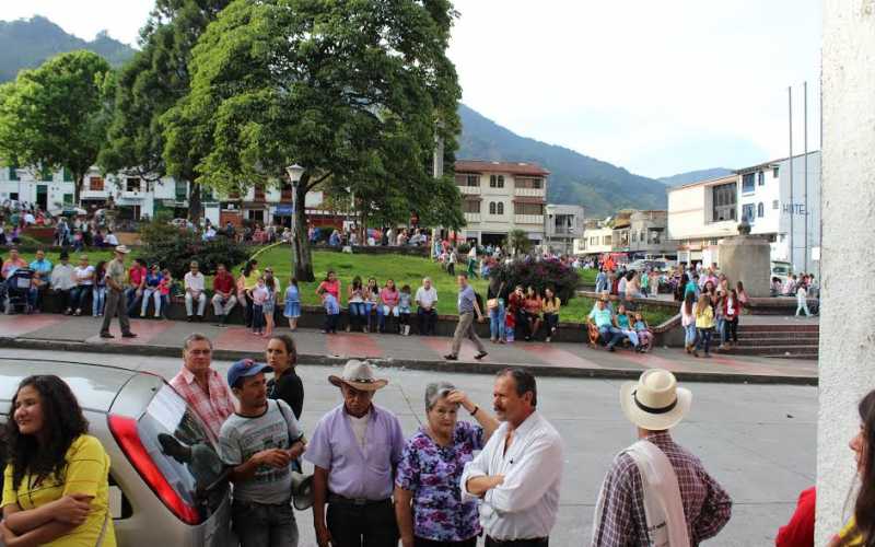 A la salida de la sede de Óscar Iván Zuluaga  los ciudadanos esperaron impacientes los resultados de la primera vuelta presidencial 2014. El parque estaba lleno.