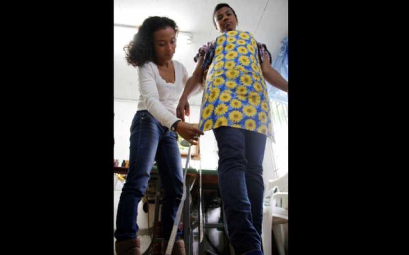 Luz Adriana Yepes García y Olivia Mezú Lucumí toman los roles de los grandes talleres de costura, donde una hace el papel de costurera y la otra de maniquí de tallaje. 