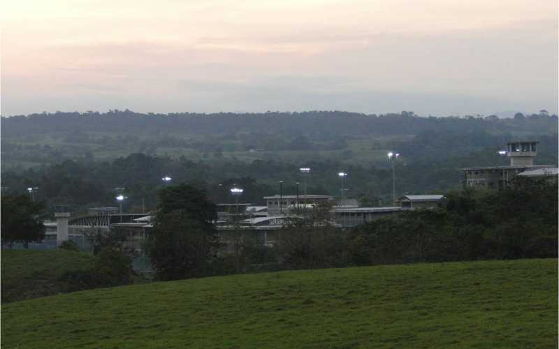 Irónicamente dentro de la Hacienda Nápoles fue construida una cárcel de alta seguridad. Está aislada de la parte turística.