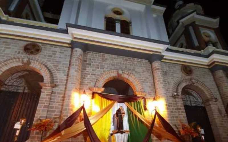 MANZANARES. Foto | Henry Alberto Giraldo | LA PATRIA En el atrio de la basílica menor se le rindió homenaje el 13 de junio a Sa