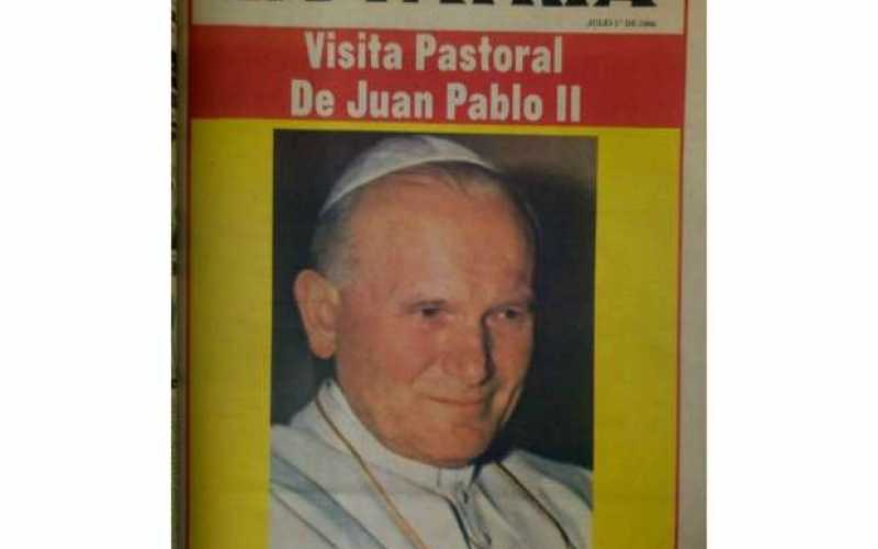 El papa Juan Pablo II llega a Colombia