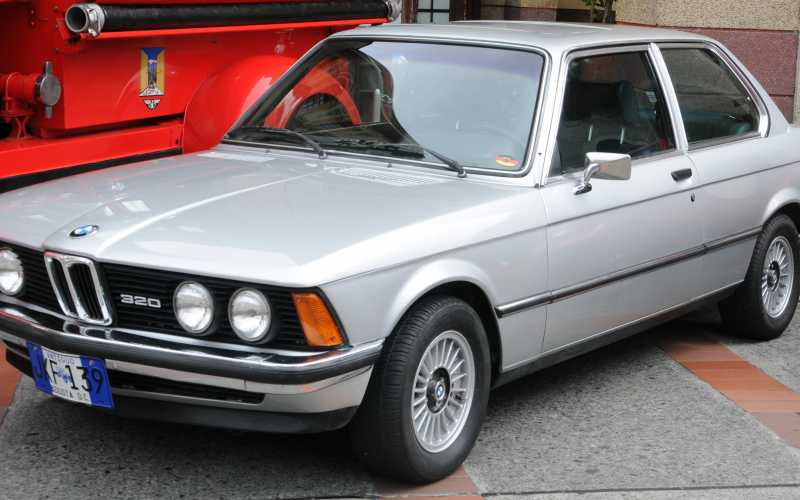 BMW, 1976, con placas de carro antiguo, tradición alemana. Jorge Alberto Zuluaga, su dueño, resalta la confiabilidad del motor.