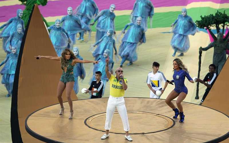 Los cantantes estadounidenses, Jennifer López, Pitbull y la brasileña Claudia Leitte (d) durante la gala de inauguración del Mundial de Fútbol de Brasil 2014.
