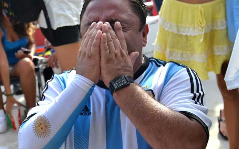 Un aficionado argentino reaccionó así en Miami Beach, Florida (EEUU), tras la final del Mundial de Brasil 2014 disputado entre Argentina y Alemania.