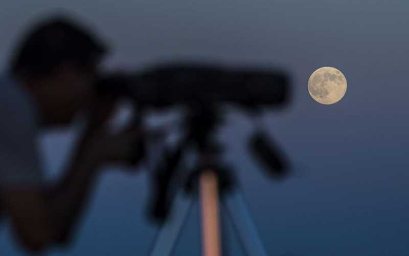 Un aficionado a la astronomía disfruta de la Superluna en los Llanos de Espiel.