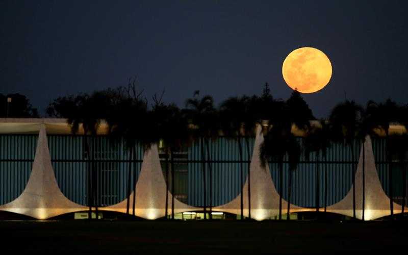 Vista de la Superluna desde el Palacio del Alvorada en Brasilia.