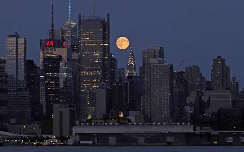 Superluna sobre la ciudad de Nueva York. 