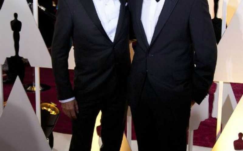 Michael Keaton (i) y Alejandro G. Iñárritu (d) posan en la alfombra roja.