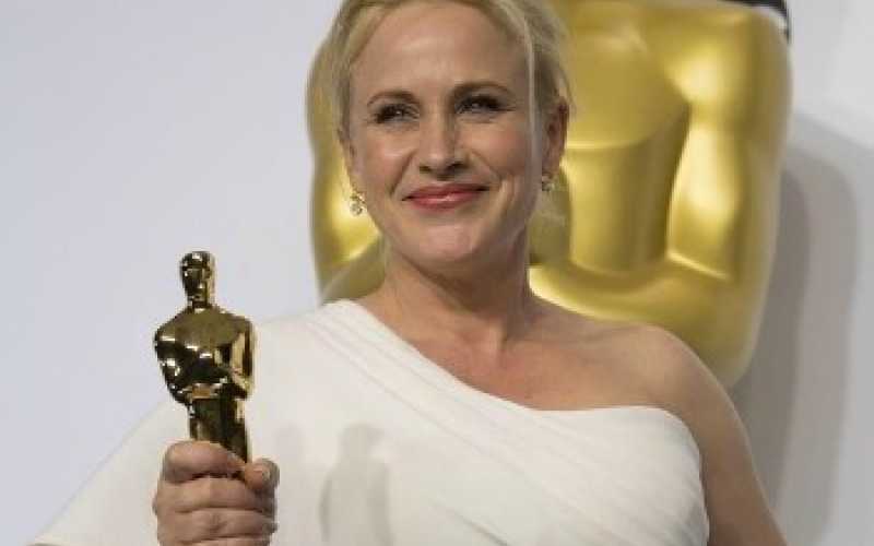 La actriz Patricia Arquette posa con el premio a Mejor Actriz de Reparto