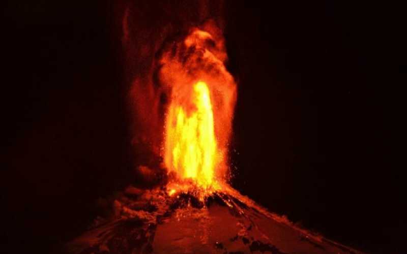 EFE|LA PATRIA| Volcán Villarica en erupción.